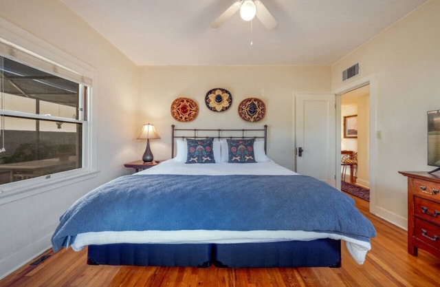 Charming/1 BR 1 BA/Sam Hughes/Outdoor Dining