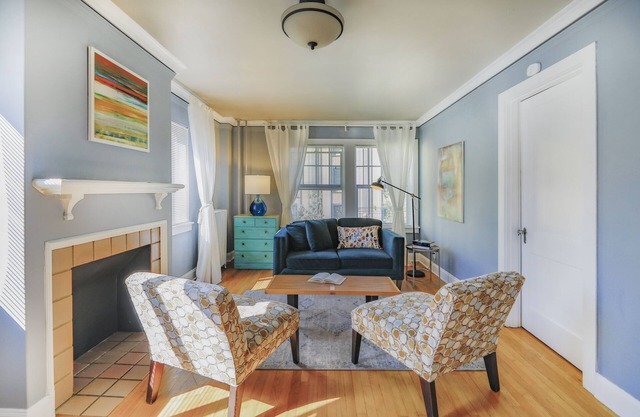 Charming 1-BR, Historic Downtown. Free Parking.