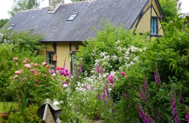 Charming 1780 House with Lush Garden and WIFI