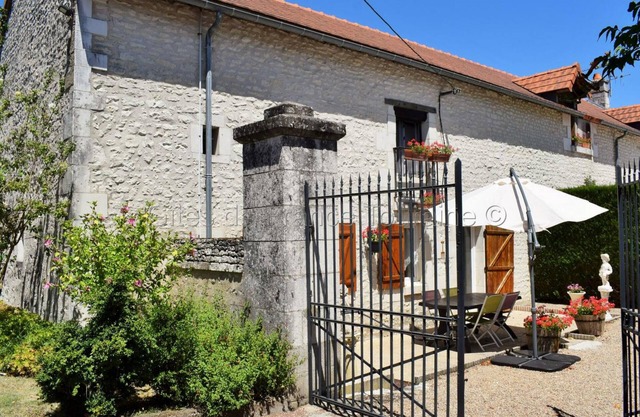 Charming 19th Century Cottage with Enclosed Courtyard
