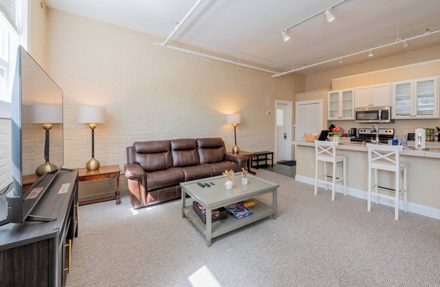 Charming 1BR Albany retreat w/parking & full kitchen, near MVP Arena, Washington Park & dining