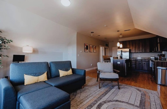 Charming 1BR Retreat Opposite SSM SLU Hospital with Private Parking & Balcony
