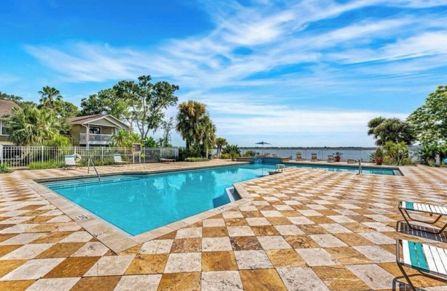 Charming 2-bd, 2-bath condo in gated community, min 3 month stay