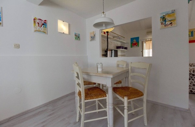 Charming 2-Bed Family Getaway, Pet-Friendly with Parking