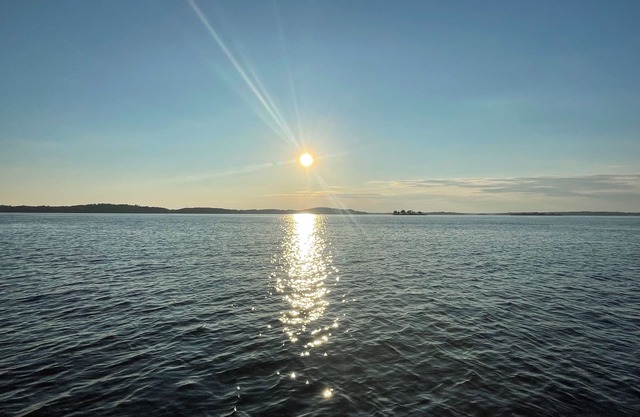 Charming 2-bedroom cabin with AC, WiFi in wonderful Wellesley Island