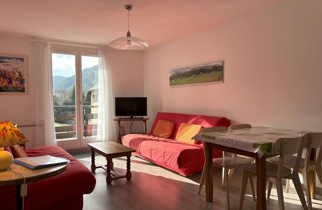 Charming 2-Bedroom Apartment with Balcony, Parking & Ski Storage in Villard-de-Lans