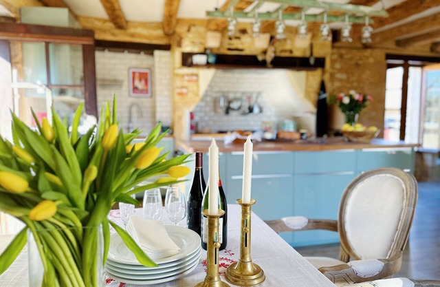 Charming 2-bedroom cottage within a pretty sandstone courtyard with large pool