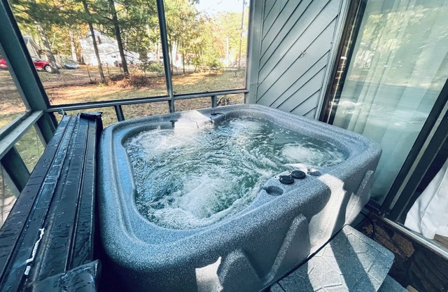 Charming 2-bedroom cottage in welcoming Houghton Lake with Hot Tub, AC, WiFi