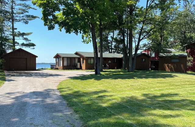 Charming 2-bedroom cabin in serene Sturgeon Lake with AC