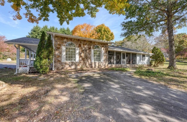 Charming 2-bedroom. 2.5 bathroom house in Hiawassee with AC, WiFi. Sleeps 7