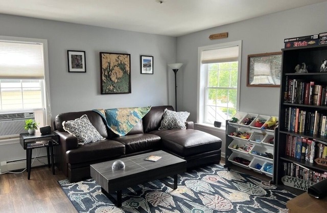Charming 2-bedroom apartment with WiFi, AC in downtown Bar Harbor