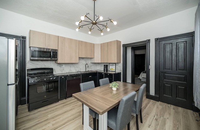 Charming 2-bedroom apartment in awesome St. Louis with AC, WiFi