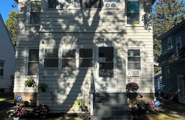Charming 2-bedroom apartment in enchanting Eastwood Syracuse with AC