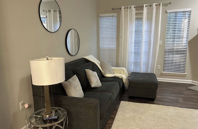 Charming 2-bedroom apartment in Buckhead ! Very safe location, free parking n