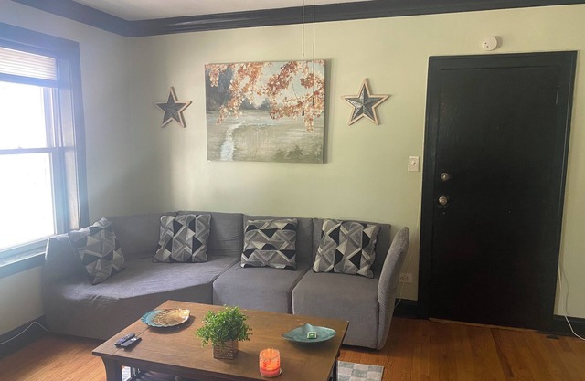 Charming 2-bedroom apartment in awesome Chicago with WiFi, AC