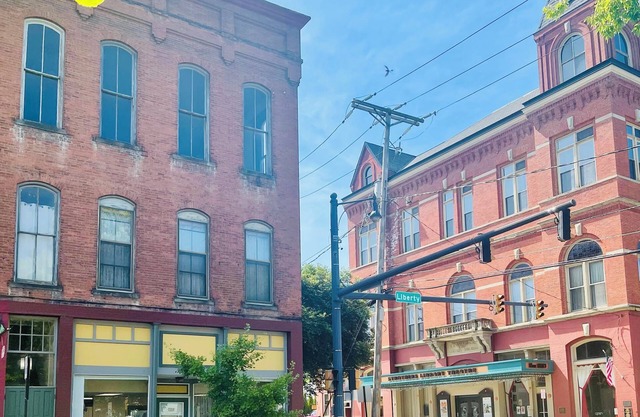 Charming 2-bedroom apartment in peaceful Warren with AC
