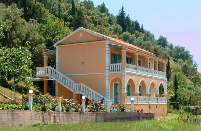 Charming 2-bedroom apartment in Vitalades with WiFi and AC