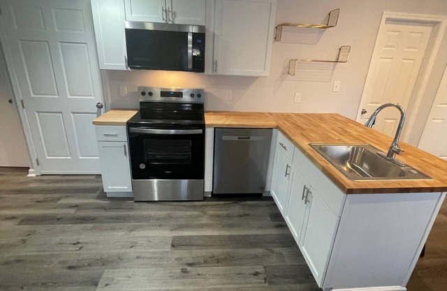 Charming 2-bedroom apartment with WiFi, AC in welcoming Media