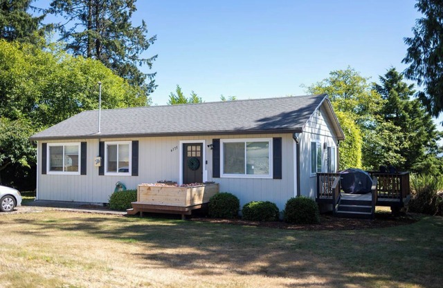 Charming 2-bedroom Bungalow in Bay City with Filtered Tillamook Bay Views