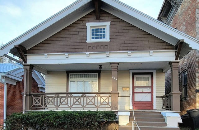 Charming 2-bedroom bungalow with WiFi, in Historic downtown Hannibal, MO.