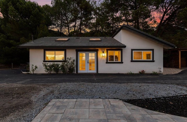 Charming 2-bedroom cottage with amazing city and mountain views