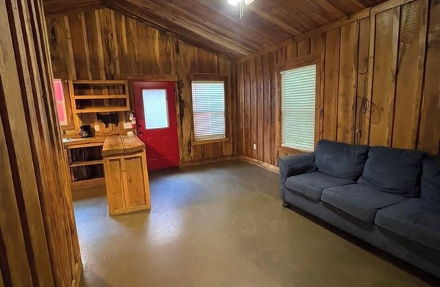 Charming 2-bedroom cabin in peaceful Malakoff on the lake with AC