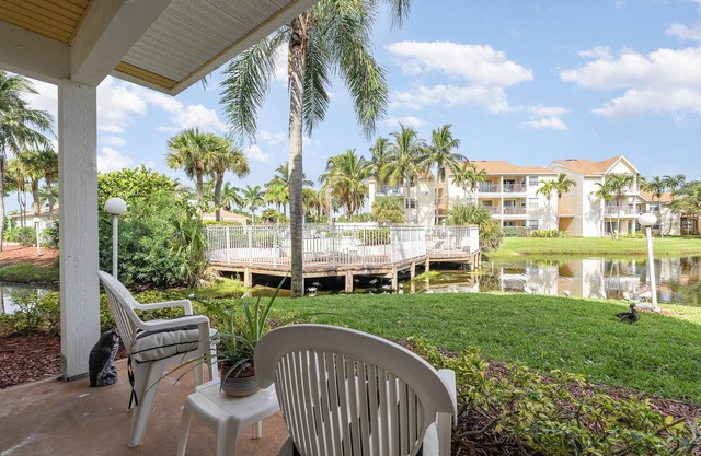 Charming 2-bedroom condo with WiFi, AC in awesome Melbourne.0.5 miles from Beach