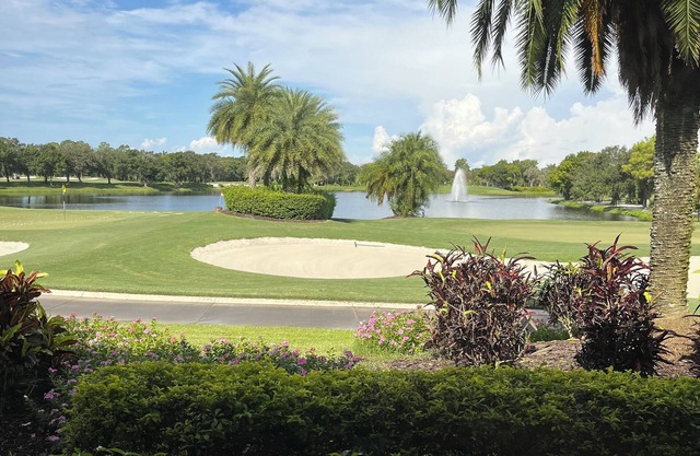 Charming 2-bedroom condo with WiFi on golf course in sunny Sarasota