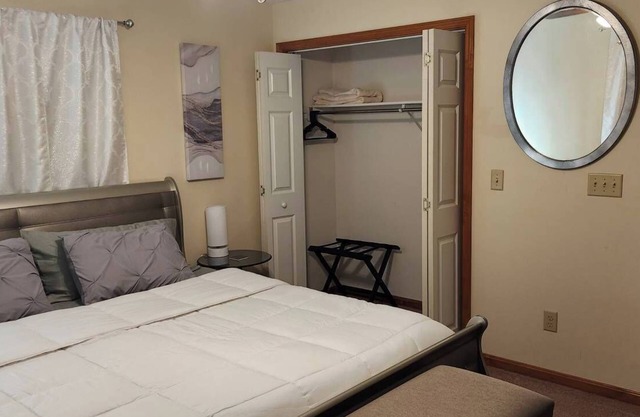 Charming 2-bedroom condo with WiFi, AC in delightful Canton