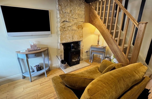 Charming 2-bedroom cottage in fabulous Broadway with WiFi