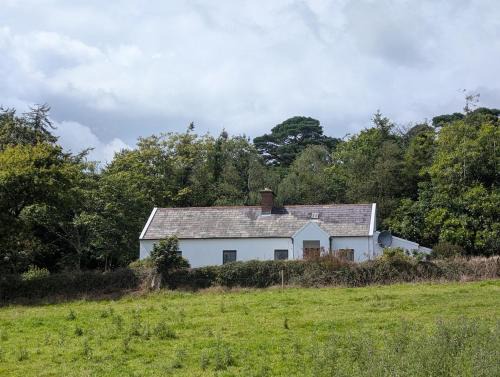 Charming 2 bedroom Cottage near Skibbereen with stove and views