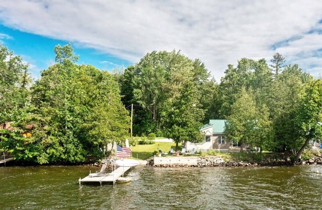 Charming 2-bedroom cottage on Lake Carmi in Franklin with WiFi and AC