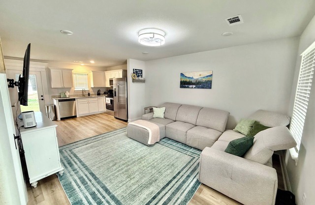 Charming 2-bedroom cottage in Gulfport with AC, WiFi. Winter & TDY rates for AD