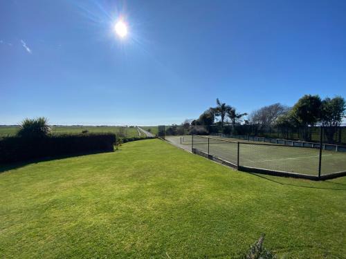 Charming 2-Bedroom Guest House with Tennis Court and Beach Nearby