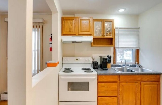 Charming 2-bedroom house in delightful West Haven with WiFi, AC, TVs, bedding