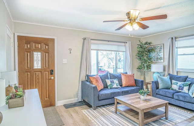 Charming 2-bedroom house with WiFi, AC in welcoming Champaign