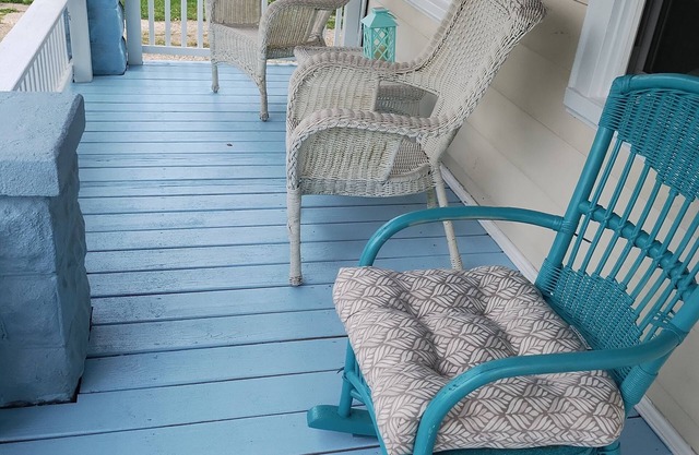 Charming 2-bedroom house, pet friendly w/private parking and yard in Clevelan