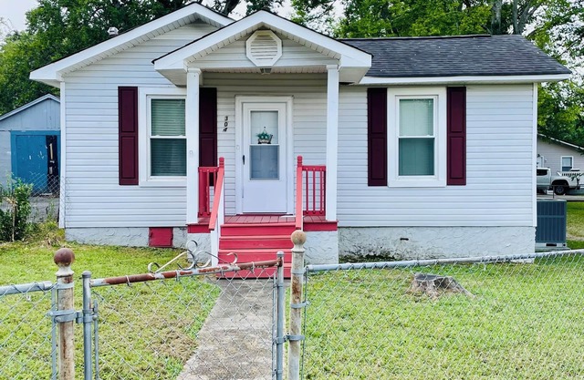Charming 2-bedroom house in Pleasant Rossville with AC, WiFi, fenced in yard!