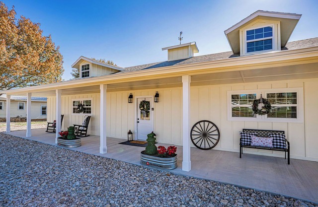 Charming 2-bedroom house in delightful Granbury with WiFi, AC