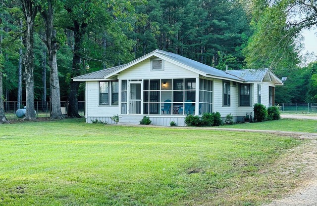 Charming 2-bedroom house in the country with AC, WiFi and Pet friendly