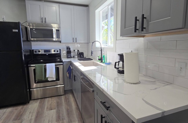 Charming 2-bedroom house with King bed, WiFi, AC in fantastic Portland