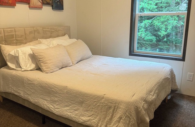 Charming 2-bedroom house in Kersey with WiFi and AC