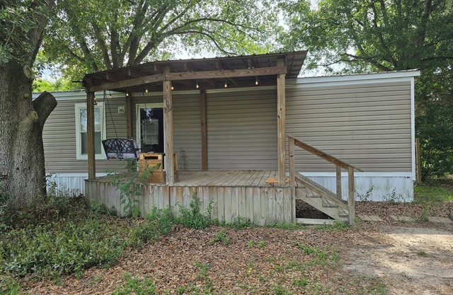 Charming 2-bedroom mobile home on a REAL WORKING FARM!