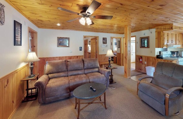 Charming 2-bedroom private with AC, WiFi, hot tub, fire pit, pool table, grill