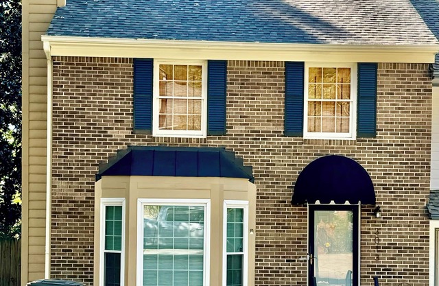 Charming 2-bedroom townhome conveniently located