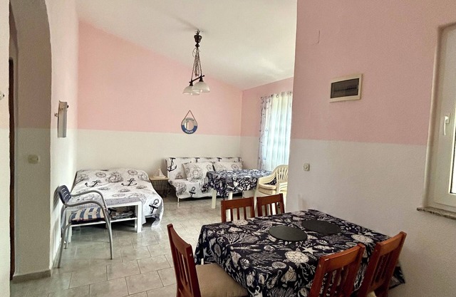 Charming 2-bedroom terrace apartment in amazing Vir, Walk to North&South Beaches