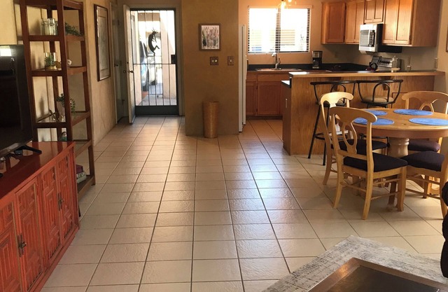 Charming 2-bedroom townhome with WiFi, AC in pleasant Tucson