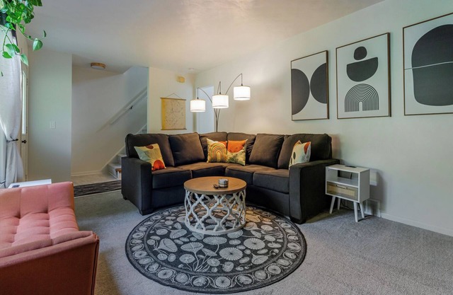 Charming 2-bedroom townhome - 1 Mile from MSU!!