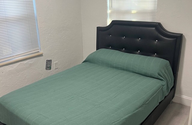 Charming 2-bedroom house in very centric Lehigh Acres with AC