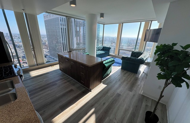 Charming 2-bedroom condo with AC, fitness room, WiFi in fabulous Los Angeles